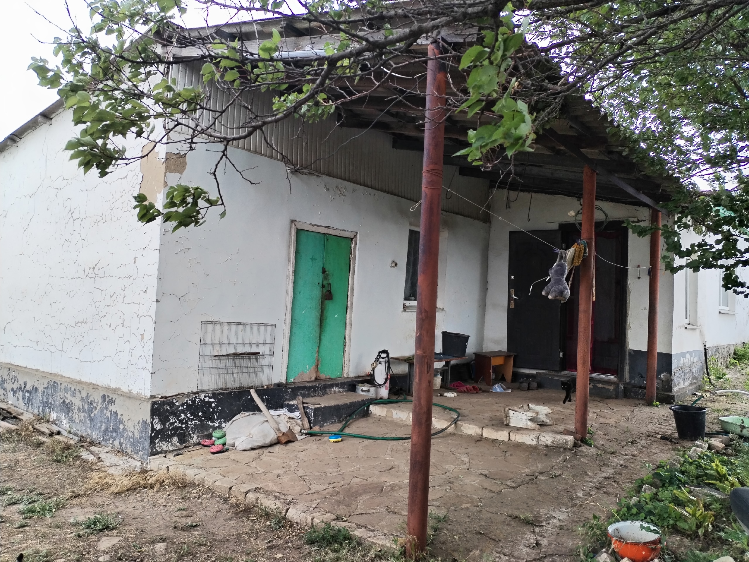 Продам Краснодонский район, с. Власовка. Индивидуальное отопление, пластиковые окна, кондиционер, вода скважина /станция, имеются хозпостройки, удобства в доме. Недалеко от дома речка. Цена 850 тыс. + 79591485023...