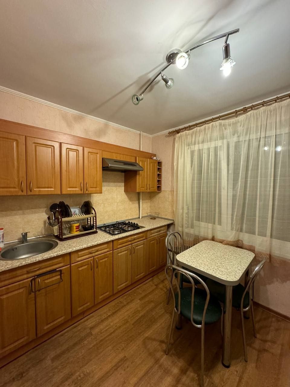 Продам 1 квартиру в центре города. Остановка Донбасс Площадь 31м2 6эт 9эт Чистая и ухоженная квартира. Мебель и техника остаётся при продаже. . Прописанных нет. Задолженности по Жкх нет. Отличный вариант для инвестиции и сдачу в аренду. Цена 4 млн 300 тыс +79591885570; +79169990916....