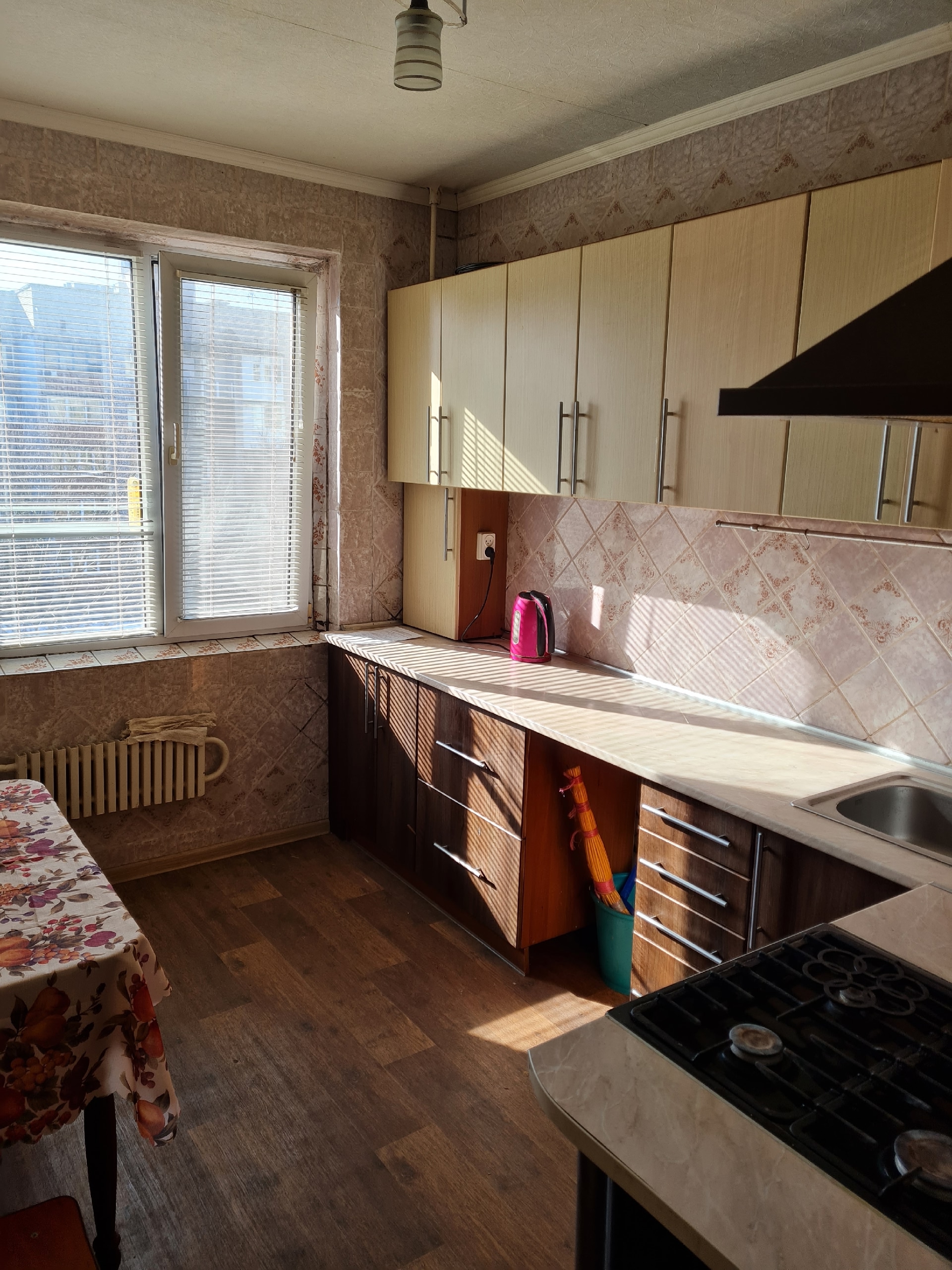 Продам 4-ех комнатную квартиру по Сарматской, район рынка. 4/9,лифт работает. Окна пластиковые, дверь входная железная. ДВА балкона, остеклены.Тамбур на одну квартиру. Санузел раздельный, в кафеле, встроенная кухня.Хорошее жилое состояние Цена 4150000 руб. +79591245605...
