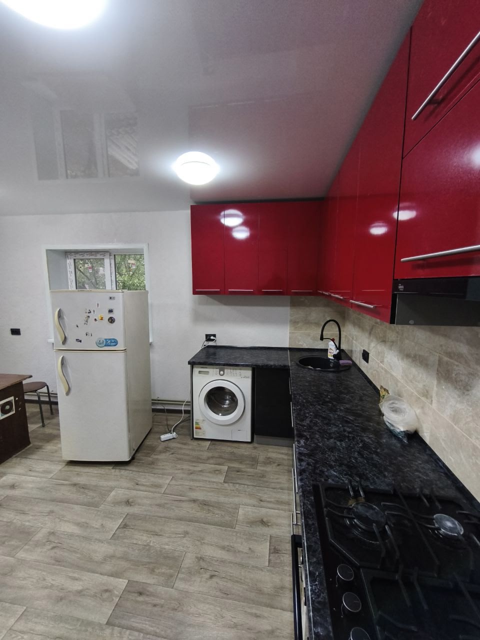 Сдам ДОМ на месяц два и более дом 90 м2 3-ри комнаты, Косиора, район кв Героев Сталинграда, г. Луганск. Холодильник, стиральная машинка, бойлер, автономное отопление, санузел в доме. Можно строителям, инженерам, командировочным. Если необходимо сделаем временную регистрацию. Необходимую мебель докупим Стоимос...